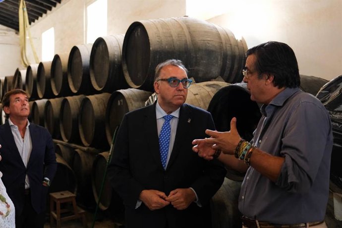El consejero de Turismo y Andalucía Exterior, Arturo Bernal, visita en Villanueva del Ariscal (Sevilla) las Bodegas Góngora.