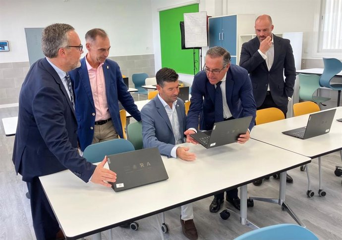 El viceconsejero de Desarrollo Educativo y FP, Pablo Quesada, ha inaugurado el nuevo curso en la provincia con una visita al IES Cerro del Viento de Benalmádena junto al delegado territorial, Miguel Briones, y el alcalde, Juan Antonio Lara, entre otros.