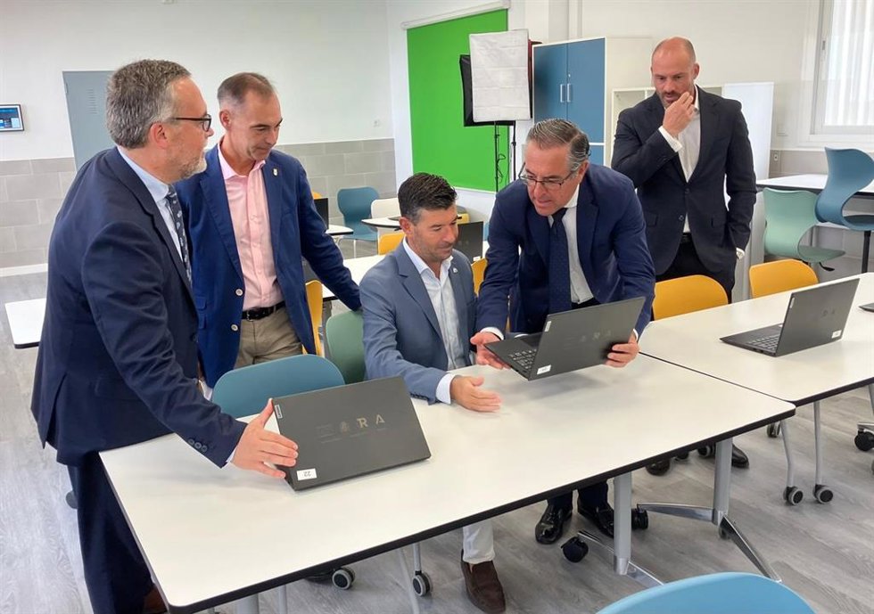 El viceconsejero de Desarrollo Educativo y FP, Pablo Quesada, ha inaugurado el nuevo curso en la provincia con una visita al IES Cerro del Viento de Benalmádena junto al delegado territorial, Miguel Briones, y el alcalde, Juan Antonio Lara, entre otros.