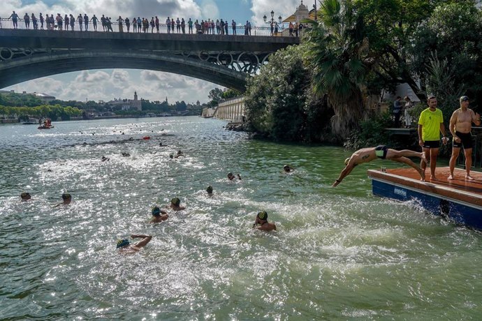 Archivo - Los militares de la UME  en el río Guadalquivir en la cuarta edición de la travesía solidaria 'UMédula'. Imagen de archivo. 
