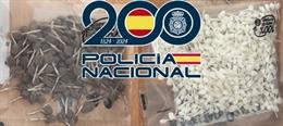 La Policía Nacional intervino 550 papelinas de cocaína-base, 137 papelinas de heroína y 1.080 euros en efectivo y detuvo a una mujer de 61 años, situada al frente de la actividad ilícita en un piso en el barrio de Solís de Estepona.