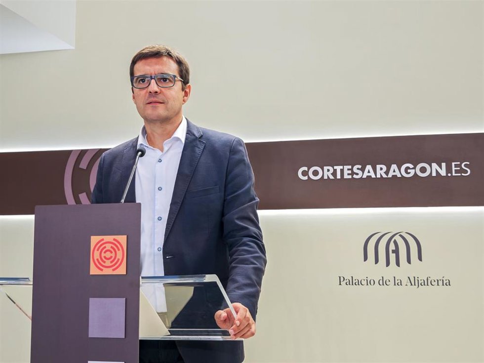 El diputado y portavoz del PSOE en las Cortes en materia de Hacienda y Presupuestos este lunes en la sala de prensa de las Cortes.
