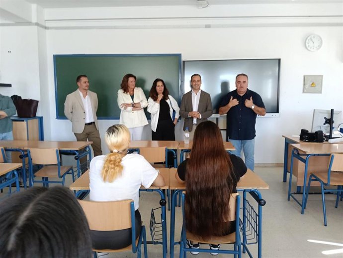 El delegado de Desarrollo Educativo y Formación Profesional de la Junta en Huelva, Carlos Soriano, este lunes en el inicio del curso en secundaria.