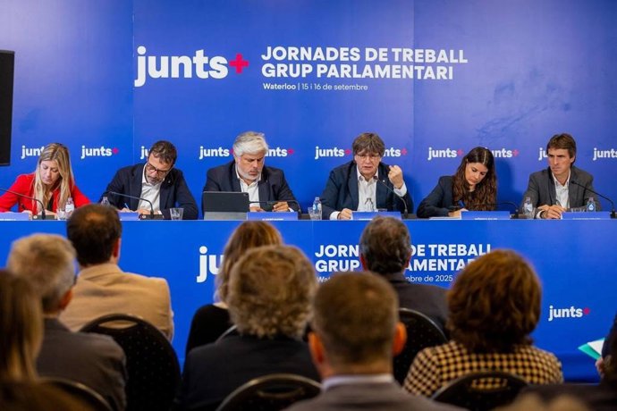 El expresidente de la Generalitat y líder de Junts, Carles Puigdemont, en la reunión del grupo parlamentario en Bruselas