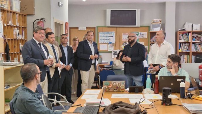 El delegado territorial de Desarrollo Educativo y Formación Profesional en la provincia, José Ángel Aparicio, junto al subdelegado de la Junta en el Campo de Gibraltar, Javier Ros, y el alcalde de Algeciras, José Ignacio Landaluce, en inicio de curso