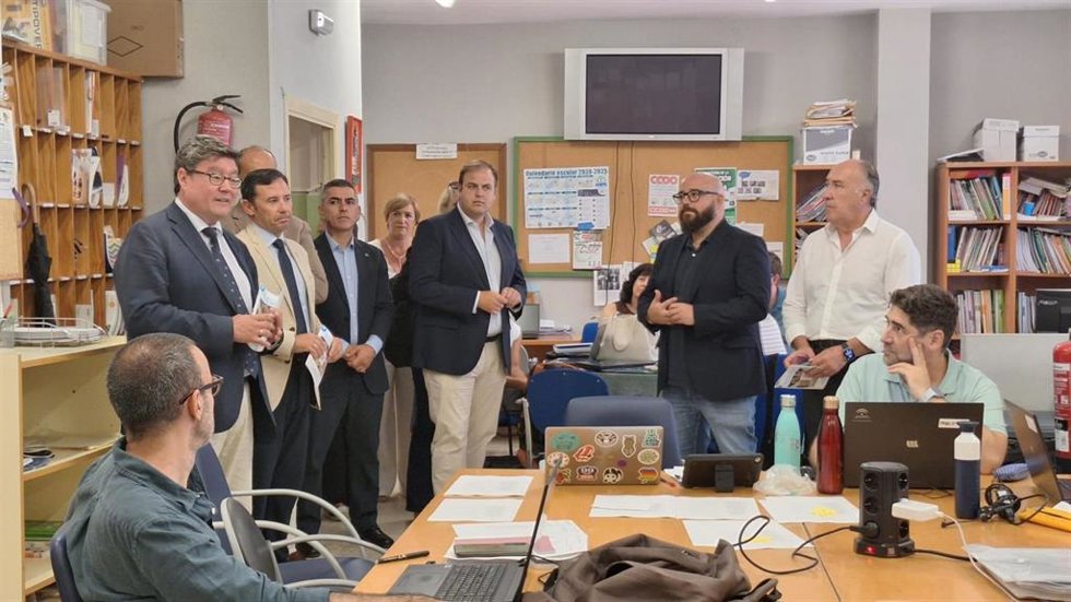 El delegado territorial de Desarrollo Educativo y Formación Profesional en la provincia, José Ángel Aparicio, junto al subdelegado de la Junta en el Campo de Gibraltar, Javier Ros, y el alcalde de Algeciras, José Ignacio Landaluce, en inicio de curso