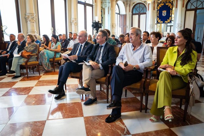 El alcalde de la ciudad, Francisco de la Torre; el concejal de Derechos Sociales, Francisco Cantos; el director de Caryosa Hygienic Solutions, Óscar Saorín, y el propio Vicente del Bosque, exseleccionador nacional de fútbol y embajador de Caryosa.