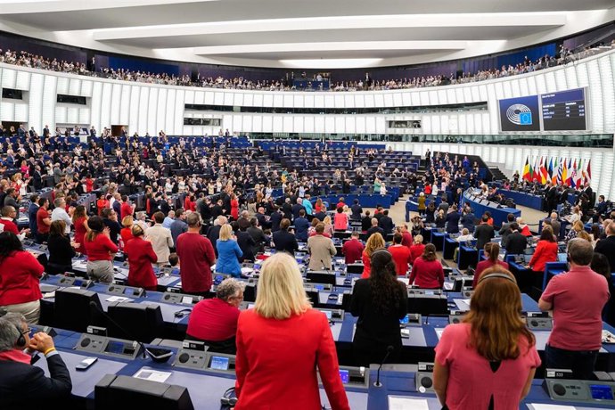 Decenas de eurodiputados visten de rojo en solidaridad con las víctimas de la ofensiva israelí contra Gaza durante el debate sobre el Estado de la Unión en el pleno del Parlamento Europeo de septiembre de 2025.