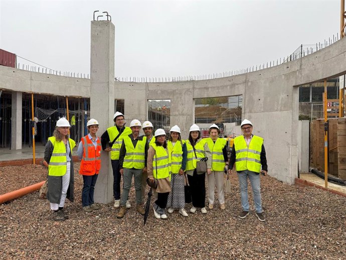 Concejal de Infraestructuras Urbanas y Rurales, Gilberto Villoria (dcha), durante la visita a las obras de la escuela infantil del Llano y del entorno de la Escuelona