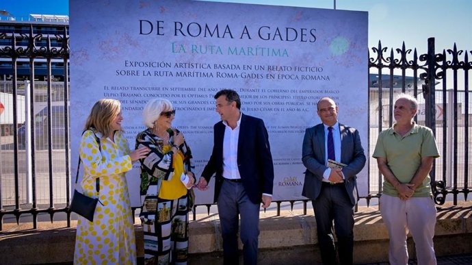 La presidenta de la Autoridad Portuaria de la Bahía de Cádiz, Teófila Martínez, el alcalde de Cádiz, Bruno Garcia, y la delegada en Cádiz de la Fundación Cajasol, Mar Díez, en la inauguración de una exposición en el muelle de Cádiz
