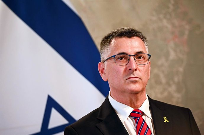 Archivo - 10 July 2025, Austria, Vienna: Gideon Saar, Foreign Minister of Israel, takes part in a joint press conference with German Foreign Minister Wadephul and Austrian Foreign Minister Meinl-Reisinger at the Federal Ministry for European and Internati