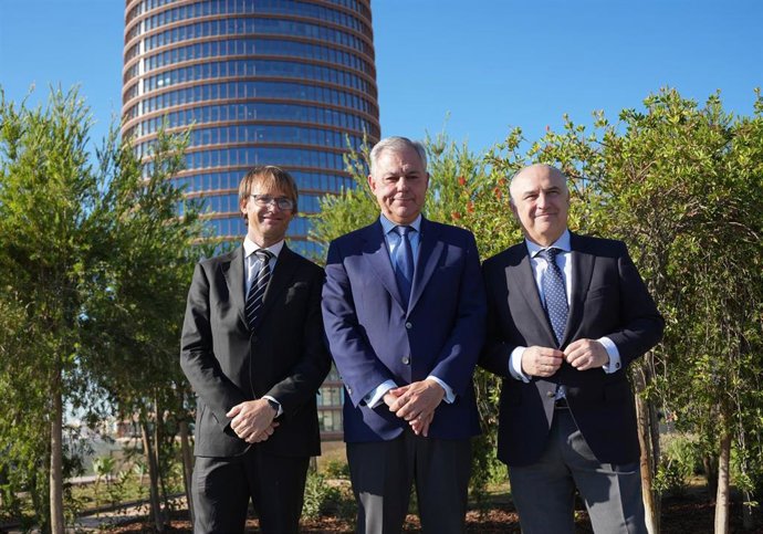 Imágen del alcalde de Sevilla, José Luis Sanz, acompañado de Juan Ignacio Zafra, director territorial de CaixaBank en Andalucía; y Jordi Soldevila, presidente de Puerto Triana en la inauguración de Loft Garden.