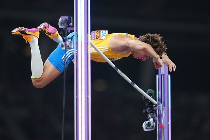 15 de setembro de 2025, Japão, Tóquio: Armand Duplantis, da Suécia, participa da final do salto com vara durante o Campeonato Mundial de Atletismo de 2025. Foto: Michael Kappeler/dpa