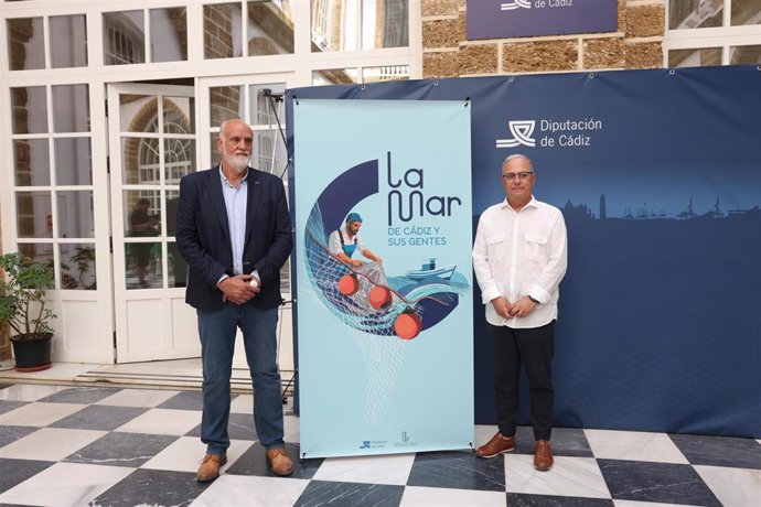 El vicepresidente segundo y responsable del Área de Transición Ecológica y Desarrollo a la Ciudadanía de la Diputación de Cádiz, Javier Vidal, y el secretario general de Fecopesca, Nicolás Fernández Muñoz, presentan campaña conjunta