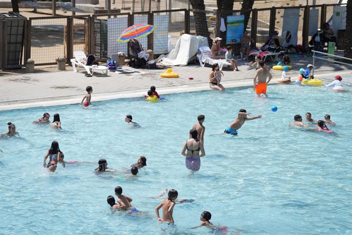 Archivo - Una piscina municipal de Barcelona