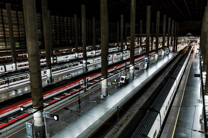Archivo - Un tren en la Estación de Atocha, a 4 de mayo de 2025, en Madrid (España). 