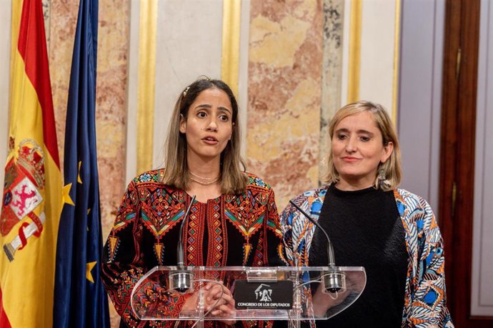 Archivo - La diputada de Sumar, Tesh Sidi, ofrece una rueda de prensa tras una sesión plenaria, en el Congreso de los Diputados, a 25 de febrero de 2025, en Madrid (España).