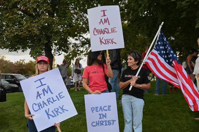 14 de setembro de 2025, EUA, Orem: Placas do lado de fora da Utah Valley University dizem Eu sou Charlie, em homenagem a Charlie Kirk. Um grupo de centenas de pessoas se reuniu no sábado para participar de uma cavalgada em memória de Kirk em Salt Lake Cit