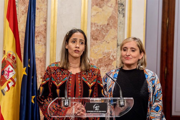 Archivo - Arquivo - O deputado de Sumar Tesh Sidi dá uma entrevista coletiva após uma sessão plenária no Congresso dos Deputados em 25 de fevereiro de 2025 em Madri, Espanha.