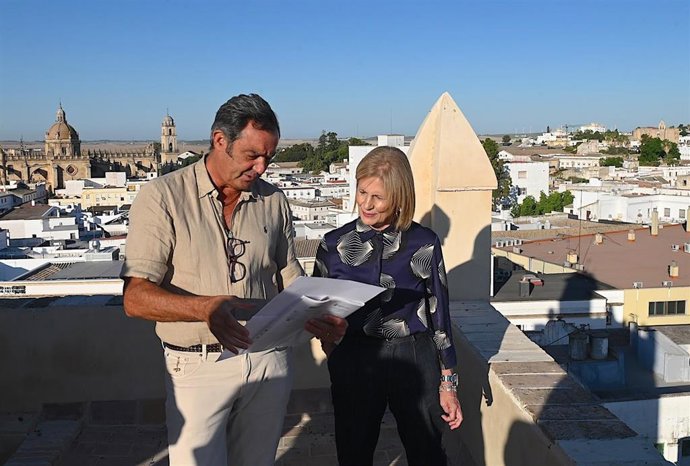 La alcaldesa de Jerez de la Frontera (Cádiz), María José García-Pelayo, en una visita a la Torre de la Atalaya, declarada Bien de Interés Cultural (BIC).