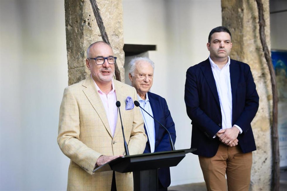 El director del Patronato de la Alhambra, Rodrigo Ruiz-Jiménez, interviene en la presentación del Memorial Ángel Barrios