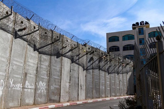 Archivo - Imagen del muro de separación israelí cerca de Jerusalén (archivo)