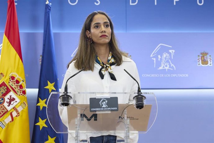 La diputada de Sumar Tesh Sidi durante una rueda de prensa anterior a la reunión de la junta de portavoces, en el Congreso de los Diputados, a 9 de septiembre de 2025, en Madrid (España).