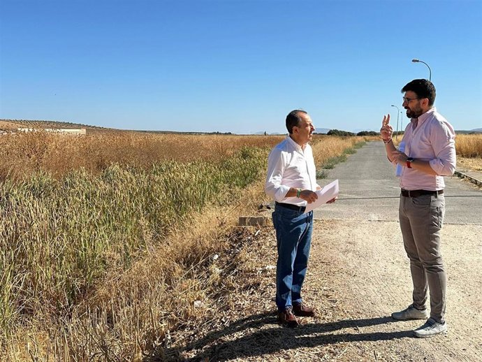 El diputado del PSOE de Málaga en el Parlamento de Andalucía, José Luis Ruiz Espejo, y el alcalde de Campillos, Daniel Gómez.