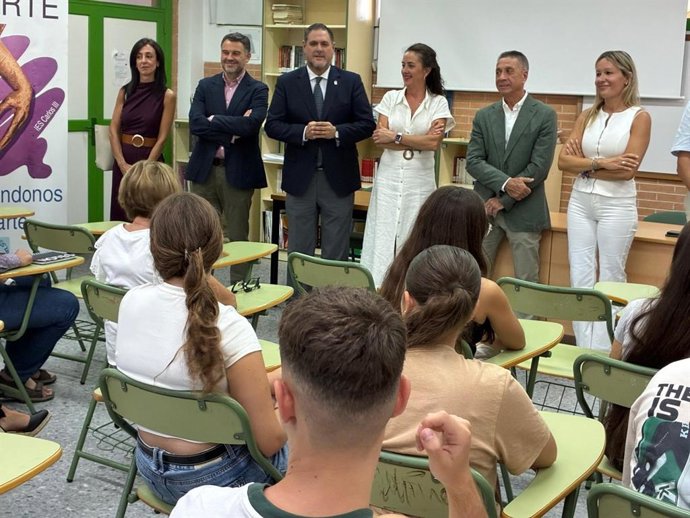 Inicio del curso escolar en el IES Carlos III de Aguadulce, en Roquetas de Mar (Almería).
