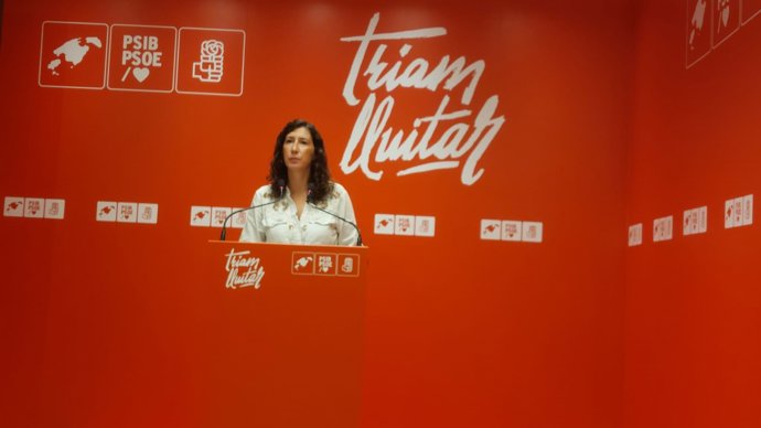 La diputada del PSIB Amanda Fernández en rueda de prensa.