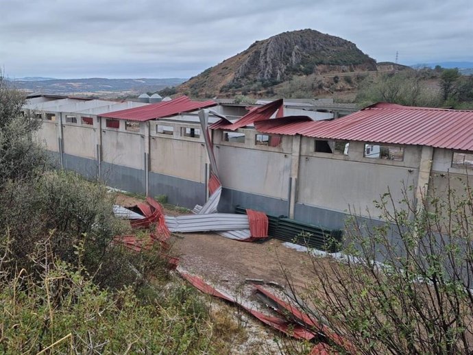Daños en un edificio de Estadilla a causa de la graizada y las fuertes rachas de viento de este pasado fin de semana.