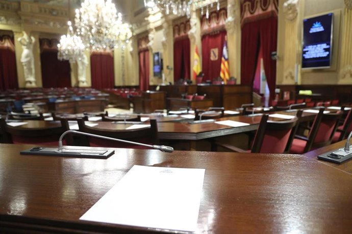 Archivo - Vista de la sala de las Cariátides, en el Parlament balear.
