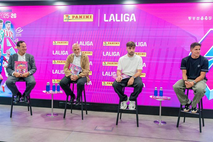 De izda a dcha: Lluís Torrent, Javier Tebas, Unai López y Giuliano Simeone durante la presentación del álbum de Panini para la temporada 25-26 de LaLiga EA Sports