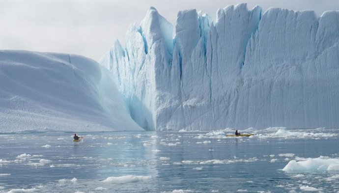 Os cientistas usam caiaques para rebocar sensores ao redor do gelo na boca do fiorde congelado de Ilulissat, na Groenlândia.