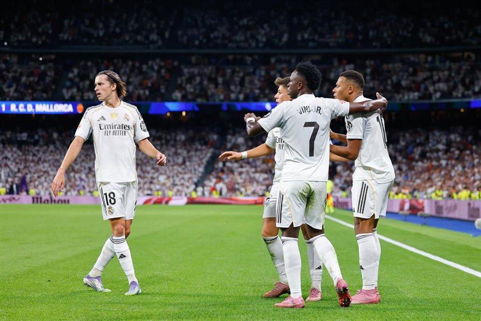 Los jugadores del Real Madrid celebra un gol de Kylian Mbappé ante el RCD Mallorca.