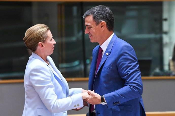 Archivo - La primera ministra danesa, Mette Frederiksen, y el presidente del Gobierno, Pedro Sánchez