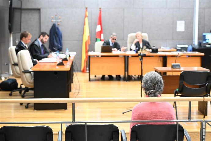 La enfermera acusada de simular la vacunación de menores durante un juicio en la Sección Primera de la Audiencia de Vizcaya, a 15 de septiembre de 2025, en Bilbao.