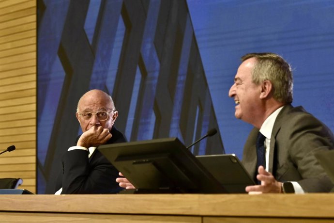 El presidente de Banco Sabadell, Josep Oliu; y el consejero delegado César González-Bueno,  durante una rueda de prensa, a 12 de septiembre de 2025, en Sant Cugat del Vallès, Barcelona, Cataluña (España). 