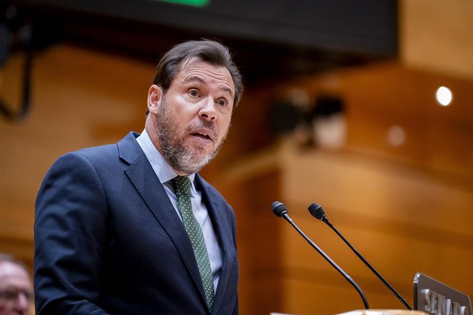 O Ministro dos Transportes e Mobilidade Sustentável, Óscar Puente, fala durante uma sessão de controle do governo no Senado, em 9 de setembro de 2025, em Madri (Espanha). O governo enfrenta perguntas da oposição sobre a independência do