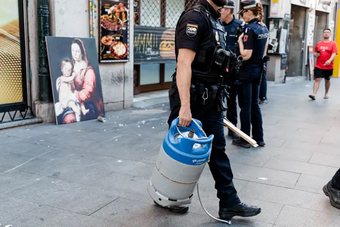 Agentes de la Policía Nacional sacan la bomba de butano con la que amenazaba el detenido - Carlos Luján