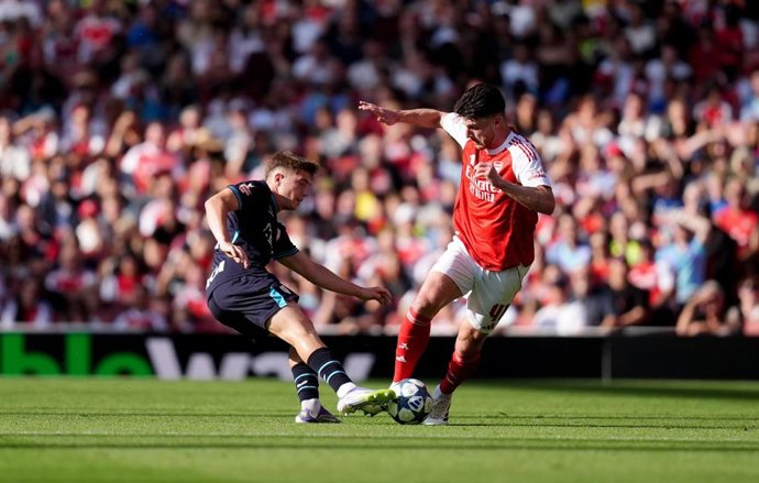 Archivo - Declan Rice y Mikel Jauregizar durante el amistoso Arsenal-Athletic Club de la pretemporada 25-26