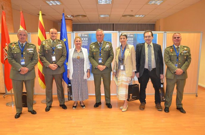 La directora general para África del Ministerio de Asuntos Exteriores, Unión Europea y Cooperación, Ximena Bartolomé, y otros ponentes del XXXII Curso Internacional de Defensa de Jaca (Huesca)
