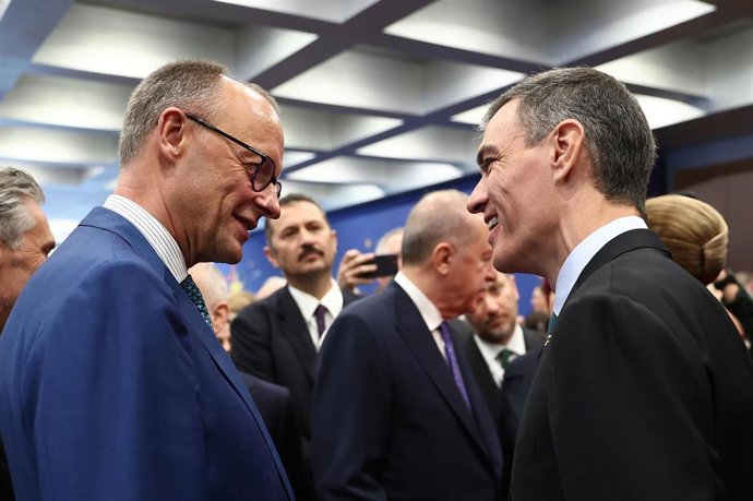 Archivo - El presidente del Gobierno, Pedro Sánchez, conversa con el canciller de Alemania, Friedrich Merz, durante la cumbre de la Comunidad Política Europea, a 16 de mayo de 2025, en Tirana (Albania).