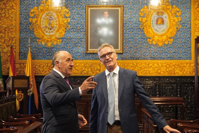Landaluce con el embajador británico en España, Alex Ellis, en el Ayuntamiento de Algeciras.