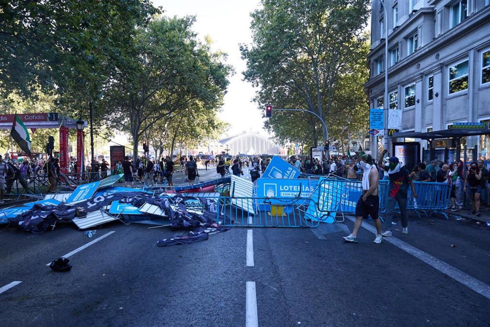 Vallas tiradas tras cargas policiales a manifestantes que han protestado a favor de Palestina, el día de la etapa 21 de la Vuelta Ciclista a España, a 14 de septiembre de 2025, en Madrid (España).