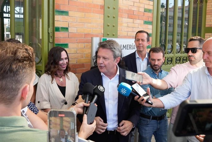 El secretario de Estado de Transportes y Movilidad Sostenible, José Antonio Santano, atiende a los medios frente a la antigua estación de ferrocarril de Almería.