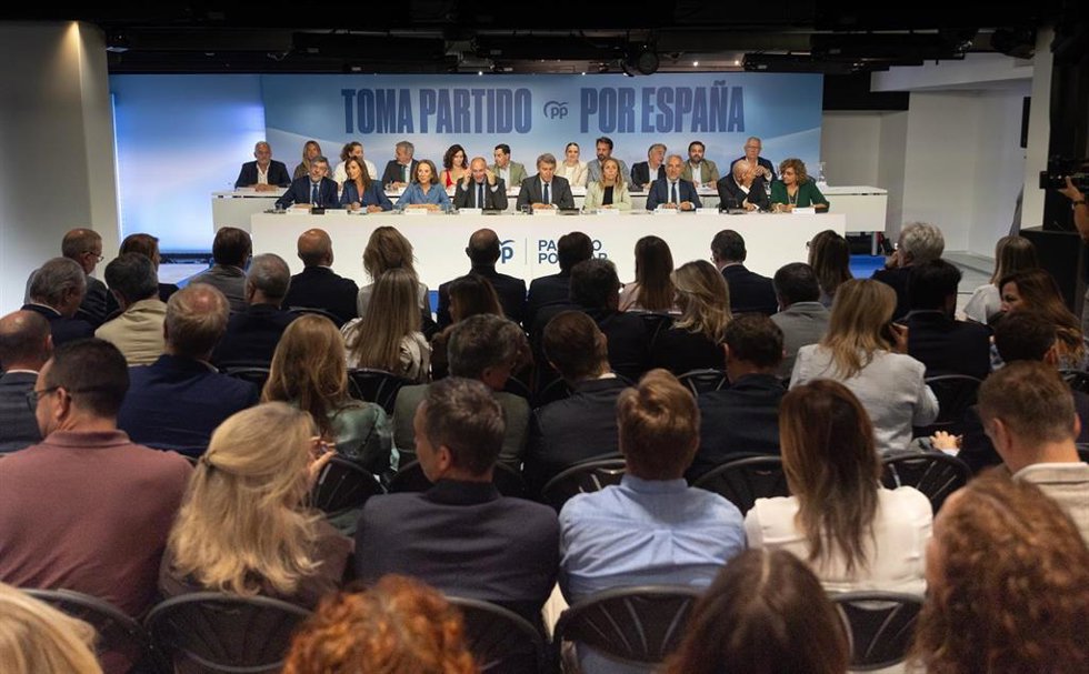 El presidente del PP, Alberto Núñez Fiejóo, preside la reunión de la Junta Nacional del Partido Popular, a 15 de septiembre de 2025, en Madrid (España). El Comité Ejecutivo Nacional del PP ha aprobado en la reunión del Comité ejecutivo Nacional (CEN), l