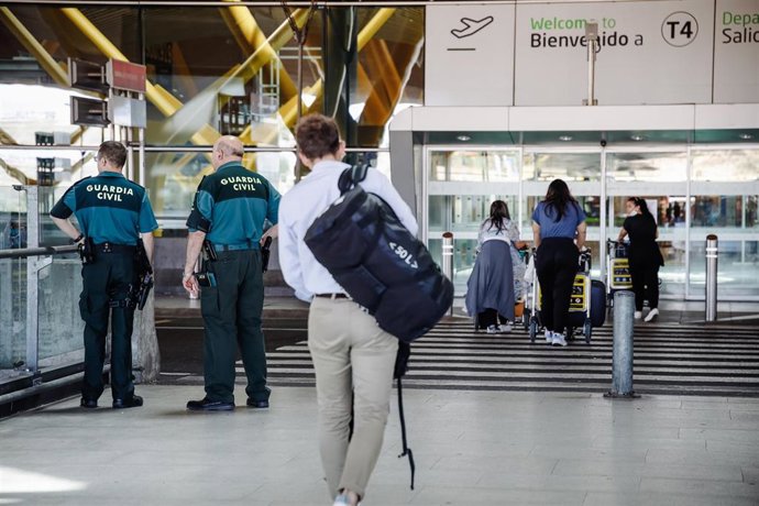 Archivo - Imagen de archivo de dos guardias civiles en el aeropuerto Adolfo Suárez-Madrid Barajas