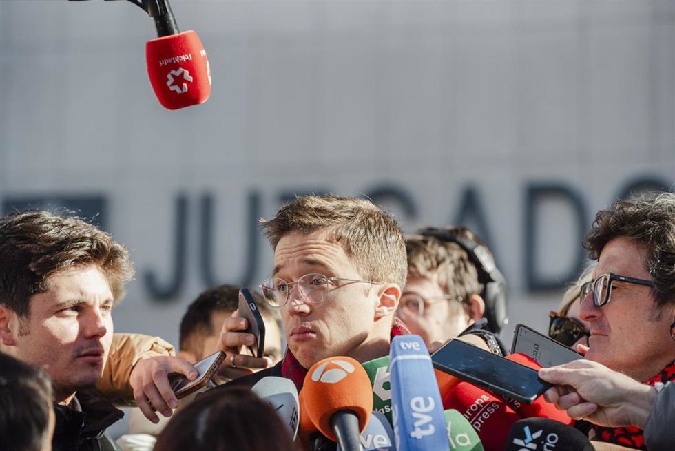 Archivo - El exportavoz de Sumar en el Congreso Iñigo Errejón ofrece declaraciones a los medios tras declarar en los juzgados de Plaza de Castilla, a 16 de enero de 2025, en Madrid (España).