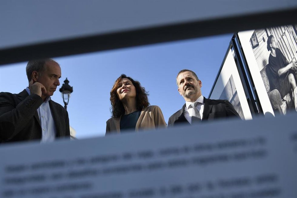 Archivo - (I-D) El fotoperiodista Álvaro Ybarra; la presidenta de la Comunidad de Madrid, Isabel Díaz Ayuso y el consejero de Cultura, Turismo y Deporte de la Comunidad de Madrid, Mariano de Paco Serrano, en la inauguración de la exposición Bolivariano